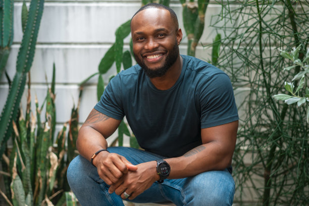 快乐的非裔美国人在自家后院微笑图片下载