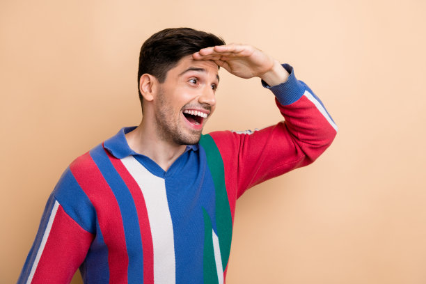 侧面照片的年轻有趣的商人惊讶地寻找新的创业手掌触摸额头孤立的米色背景图片下载