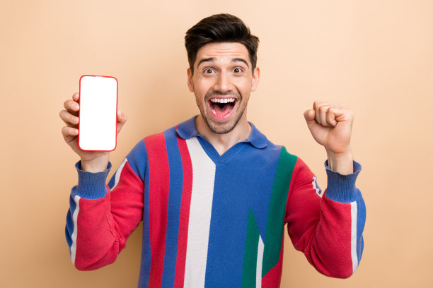 照片酷广告年轻人庆祝大型销售黑色星期五在手机上显示免费优惠券隔离米色背景图片下载