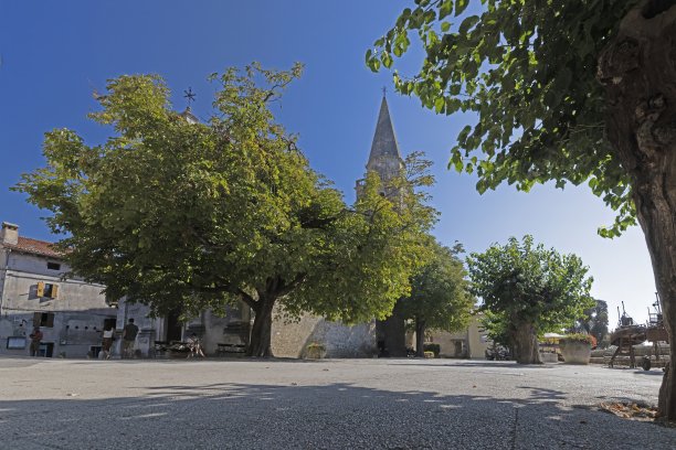 格罗兹扬镇的照片，田园诗般的鹅卵石街道和天然石材建筑图片下载