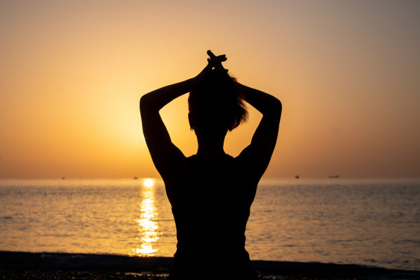 一个女孩在海边的剪影图片下载