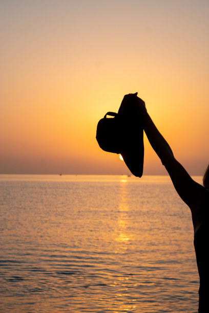 一个女孩在海边的剪影图片下载