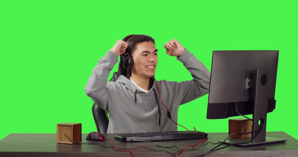 亚洲成年人正在工作站的pc上图片下载