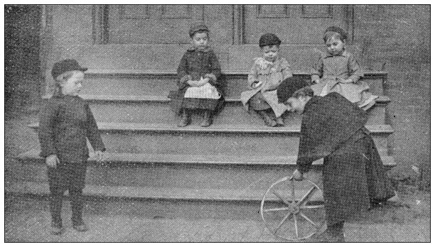 汉普顿县，马萨诸塞州的古董图像:斯普林菲尔德，孩子们玩耍图片下载