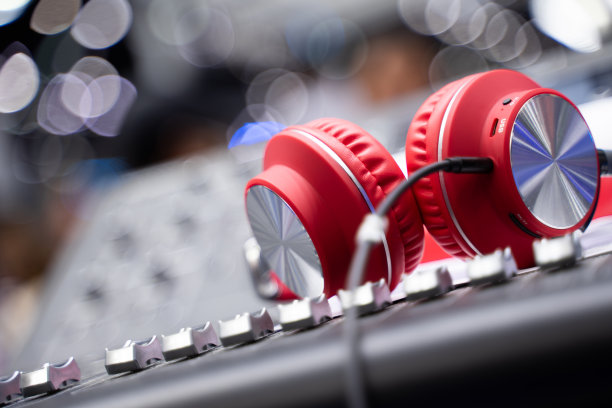 红色耳上无线耳机在散景光背景图片下载