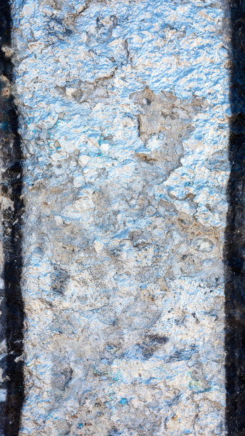 垂直照片的旧裂缝墙与黑色的边缘，已被涂上闪亮的银色油漆图片下载