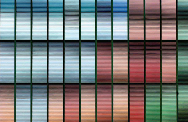 高层建筑立面上的百叶窗呈现出各种微妙的色彩图片下载