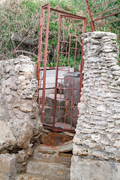 铁门老了，锈迹斑斑，在水泥楼梯的栅栏上图片下载