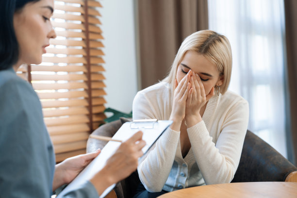 脆弱的年轻病人从创伤事件中释放情绪。快乐无忧的图片下载