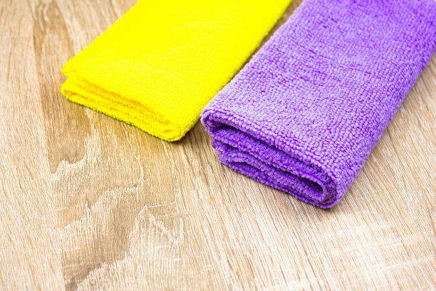 餐巾纸、超细纤维布用于桌子表面清洁、房间清洁。毛巾、超细纤维清洁布。房屋清洁服务，概念，文字复制空间。图片下载