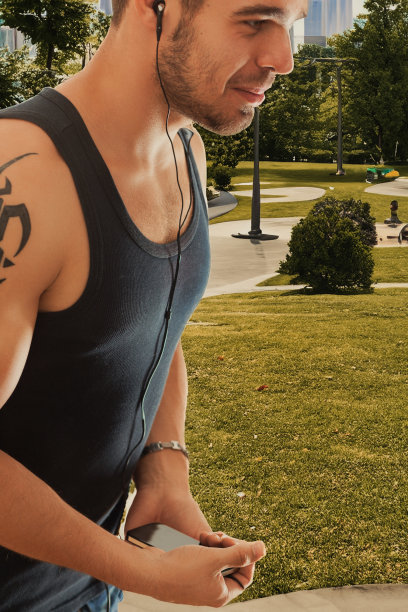 休息的运动员伴着音乐，城市背景图片下载