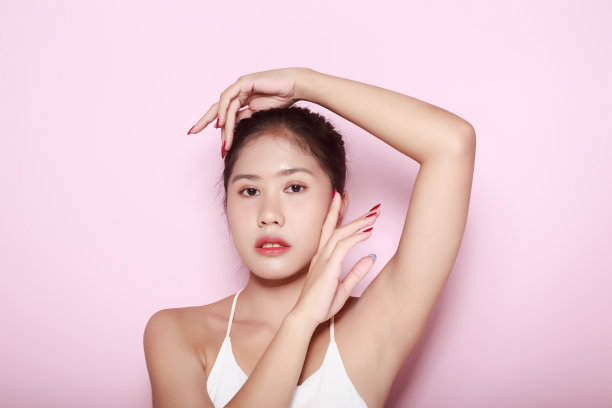 美丽的年轻女子的肖像，干净新鲜的皮肤在粉红色的背景，面部护理，面部治疗。美容、美容和水疗。亚洲女性肖像图片下载