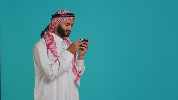 一个伊斯兰教徒在玩有趣的手机游戏图片下载