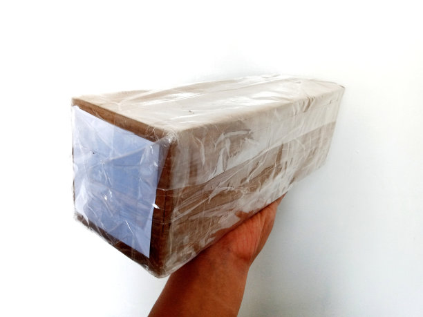 照片的主题是手拿包裹的姿势图片下载