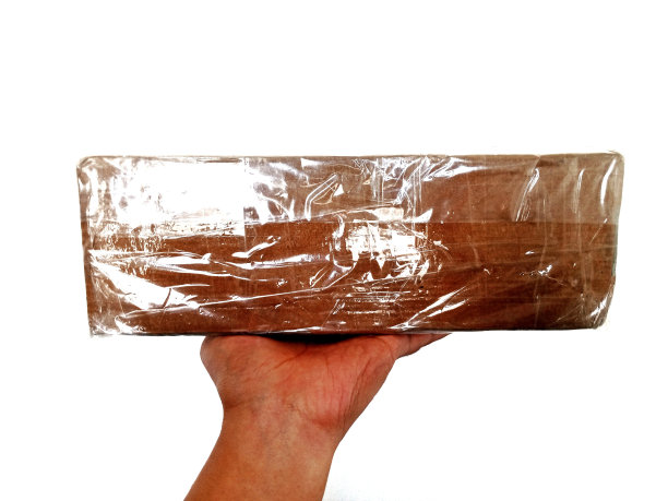 照片的主题是手拿包裹的姿势图片下载