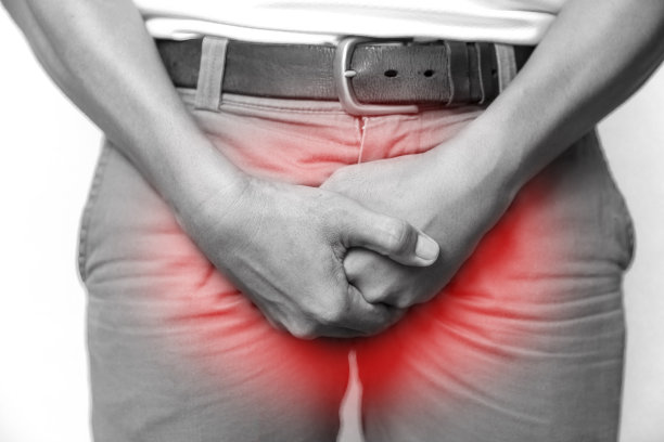 患有排尿困难、急性膀胱炎、尿路感染的中年男子。前列腺问题，尿道炎症。图片下载