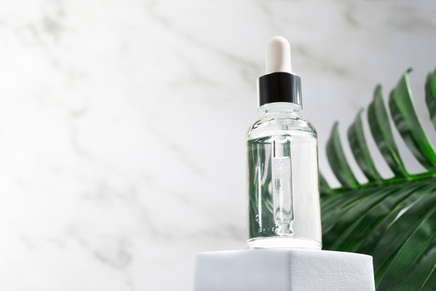 精华液装瓶，绿色叶子，天然化妆品，滋润美丽肌肤，复制空间图片下载
