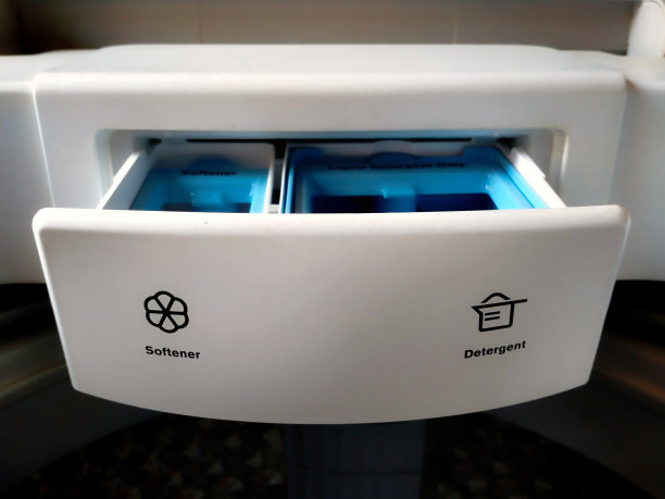 洗衣机上的液体肥皂和除臭剂容器图片下载