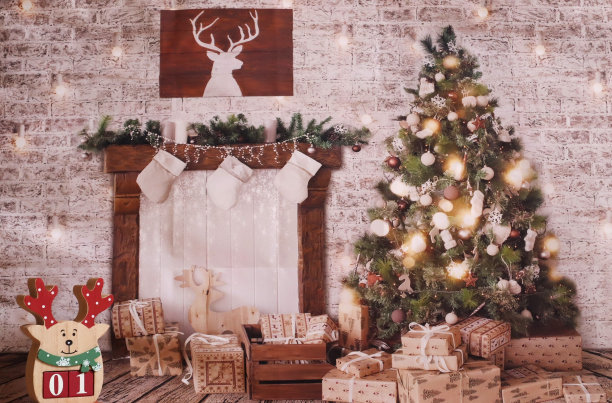 照片背景墙在墙上图片圣诞树壁炉上方壁炉袜子许多礼物图片下载