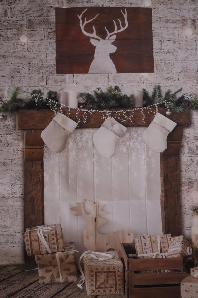 照片背景墙在墙上图片圣诞树壁炉上方壁炉袜子许多礼物图片下载