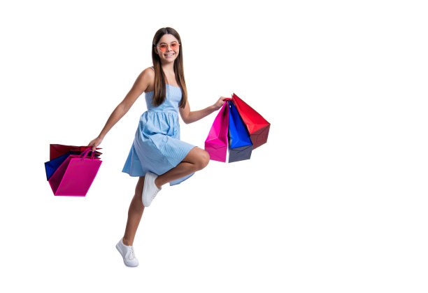 少女在夏季大甩卖的背景，横幅。十几岁的女孩拿着包包在夏季大减价时的照片。图片下载