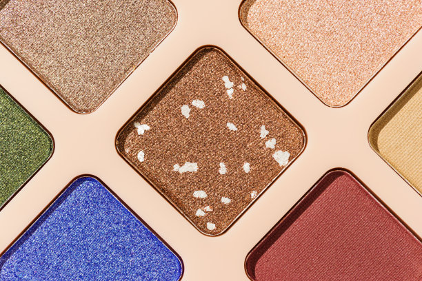 接近最小的图案与彩色眼影样品，趋势色板上的米色背景。眼影粉与闪光化妆，光泽和哑光，美学照片，俯视图图片下载