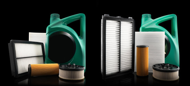 汽车发动机油和滤清器被隔离在黑色背景上。汽车机油，空气，燃油滤清器和机油在塑料中可以隔离。优质的汽车维修备件图片下载