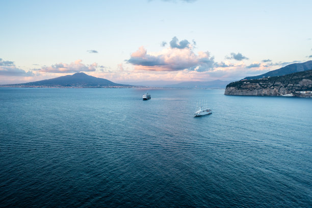 意大利索伦托的日出。崎岖的阿马尔菲海岸。航拍无人机照片图片下载