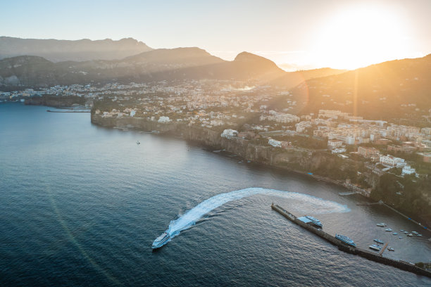 意大利索伦托的日出。崎岖的阿马尔菲海岸。航拍无人机照片图片下载