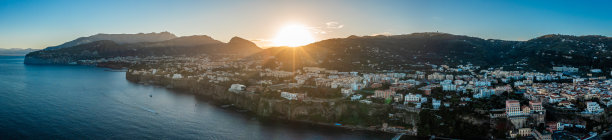 意大利索伦托的日出。崎岖的阿马尔菲海岸。航拍无人机照片图片下载