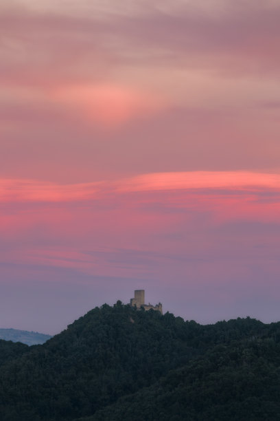 夕阳笼罩着对辉煌过去的回忆图片下载