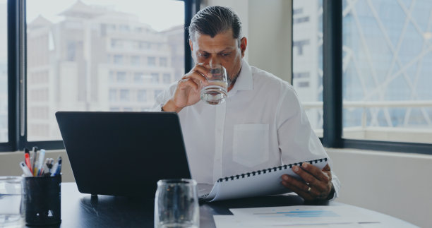 商务，饮水和人用笔记本电脑，文件和项目的联系，研究和规划。思考，高级人员或员工的文书工作，水合和电脑的数据分析图片下载