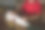 一个可爱的男孩在DIY。孩子为圣诞树做了一个装饰品，他自己也做了一棵圣诞树。照片图片下载
