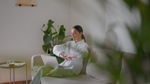 轻松的文案打字电脑工作室。女学生在网上发短信图片下载