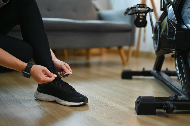 剪短的女人系鞋带的照片，在家里为锻炼做准备图片下载