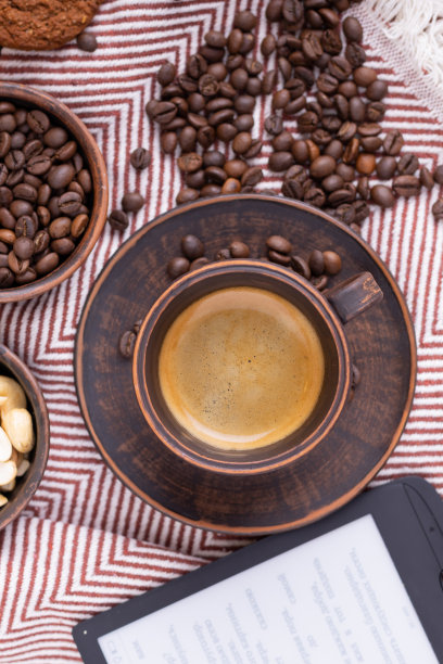 咖啡豆散落在织物上。高品质的新鲜烘焙咖啡的特写照片。俯视图图片下载