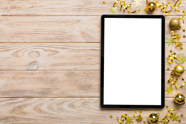 圣诞节网上购物从家庭平板电脑与空白白色显示顶视图。平板电脑与彩色背景的复制空间与圣诞装饰球，。寒假销售背景图片下载