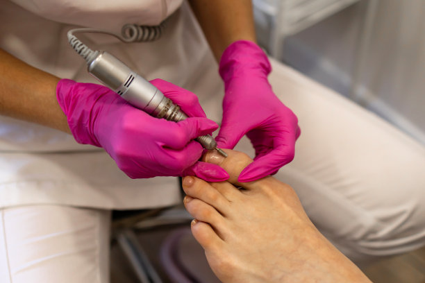 足疗专家，医学面膜制作足部足疗。在水疗沙龙接受古典五金足疗的女人的腿。腿部和指甲皮肤护理。水疗过程图片下载