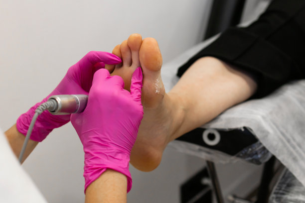 足疗专家，医学面膜制作足部足疗。在水疗沙龙接受古典五金足疗的女人的腿。腿部和指甲皮肤护理。水疗过程图片下载