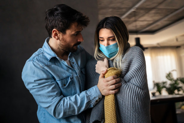 有爱心的丈夫照顾他生病的妻子。年轻女子患感冒、流感、癌症图片下载