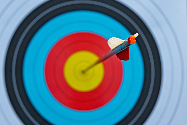 箭射在箭的中心焦点上图片下载