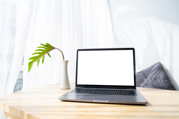 咖啡店户外背景桌子上的笔记本电脑空屏模型，咖啡杯和智能手机，白屏图片下载