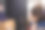 快递公司的一名年轻男子正在给一位带儿子的女顾客送包裹。图片下载
