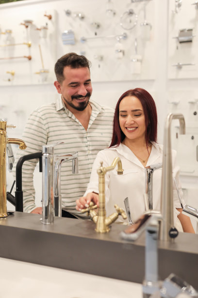 年轻夫妇购买浴室建材，家居装饰，黑色星期五图片下载