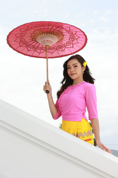 迷人的女人拿着一把伞站在寺庙的楼梯上图片下载