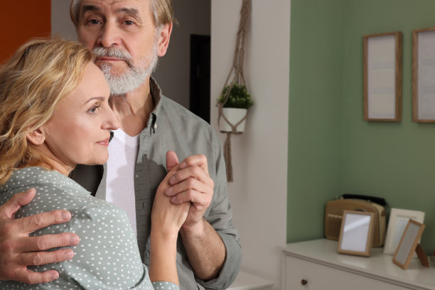 成熟的夫妇在家里拥抱，给短信留出空间。婚介所图片下载