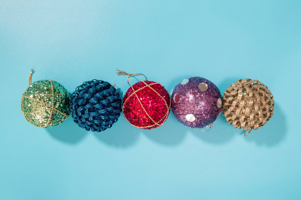 圣诞装饰球孤立的蓝色图片下载