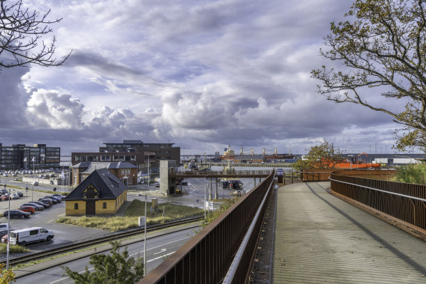 丹麦埃斯比约港锈迹斑斑的人行桥图片下载