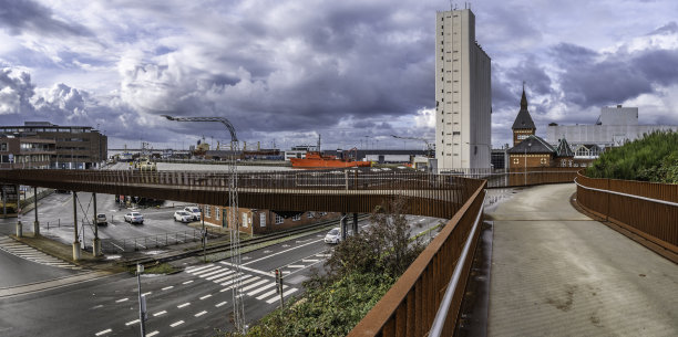 丹麦埃斯比约港锈迹斑斑的人行桥图片下载