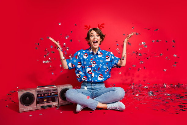 手臂的全身照片，女孩角有乐趣积极的心情圣诞气氛音乐捕捉闪光孤立的红色背景图片下载